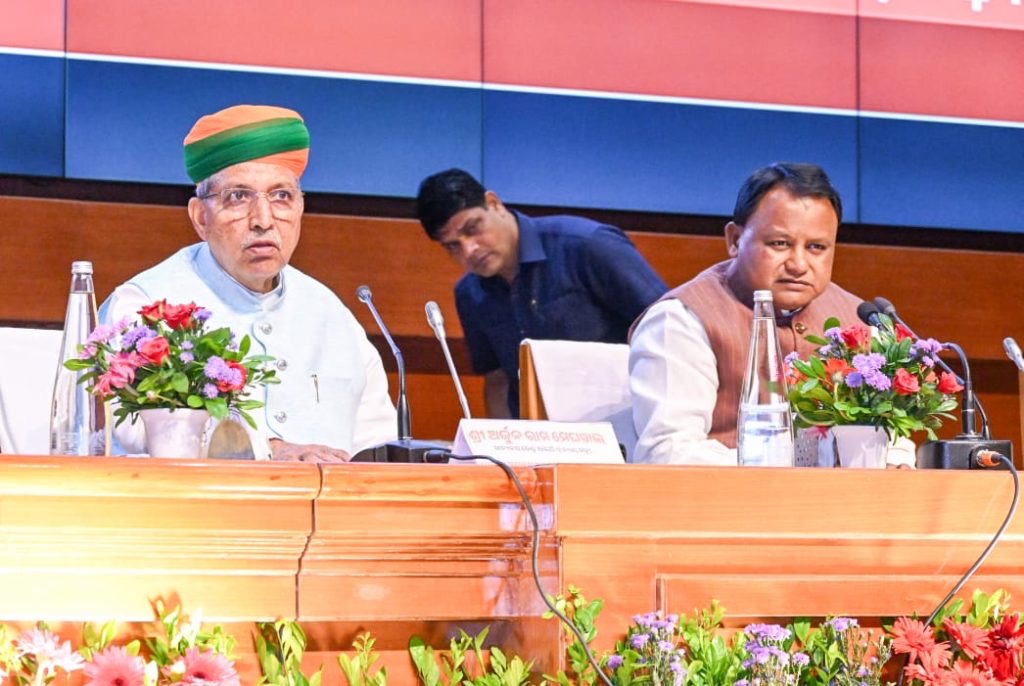 Shri Arjun Ram Meghwal speaking from the dais at a Ministry of Parliamentary Affairs conference.