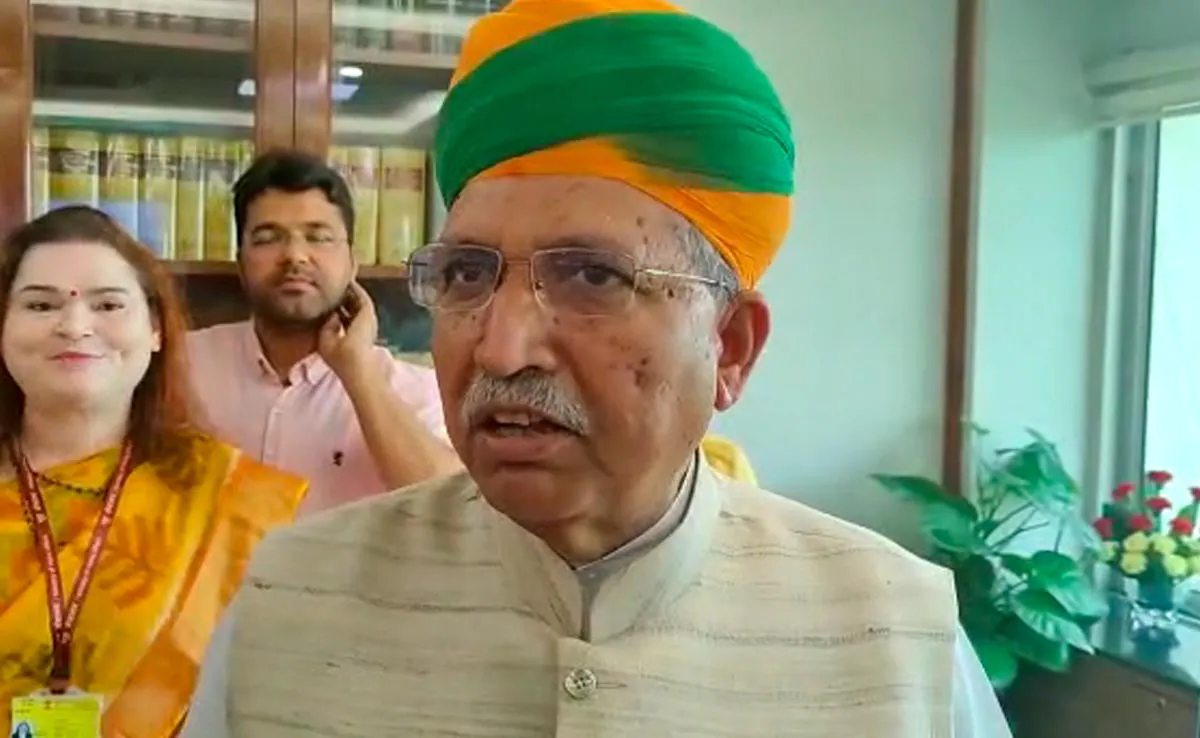 Shri Arjun Ram Meghwal making a statement to reporters.