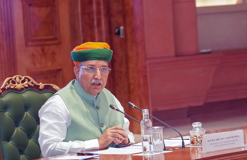 Shri Arjun Ram Meghwal addressing a formal legal conference from the chair.