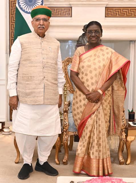 Shri Arjun Ram Meghwal with the President of India, Smt. Droupadi Murmu.