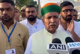 Shri Arjun Ram Meghwal speaking to reporters at an outdoor media interaction